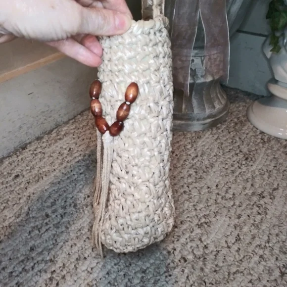 Vintage 70's Boho Crocheted Straw Small Tote Style Purse With Wood Bead & Tassel - Picture 4 of 16